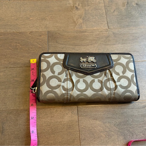 Coach Brown and Tan Signature Wallet - Picture 8 of 8